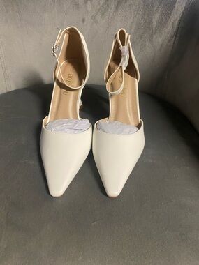 BUEUPU White Pointed-Toe Ankle Strap Pumps
